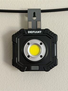 Defiant Battery Operator Compact LED Work Light 500 Lumens